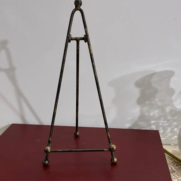 Elegant Metal Easel Stand - Picture 1 of 4